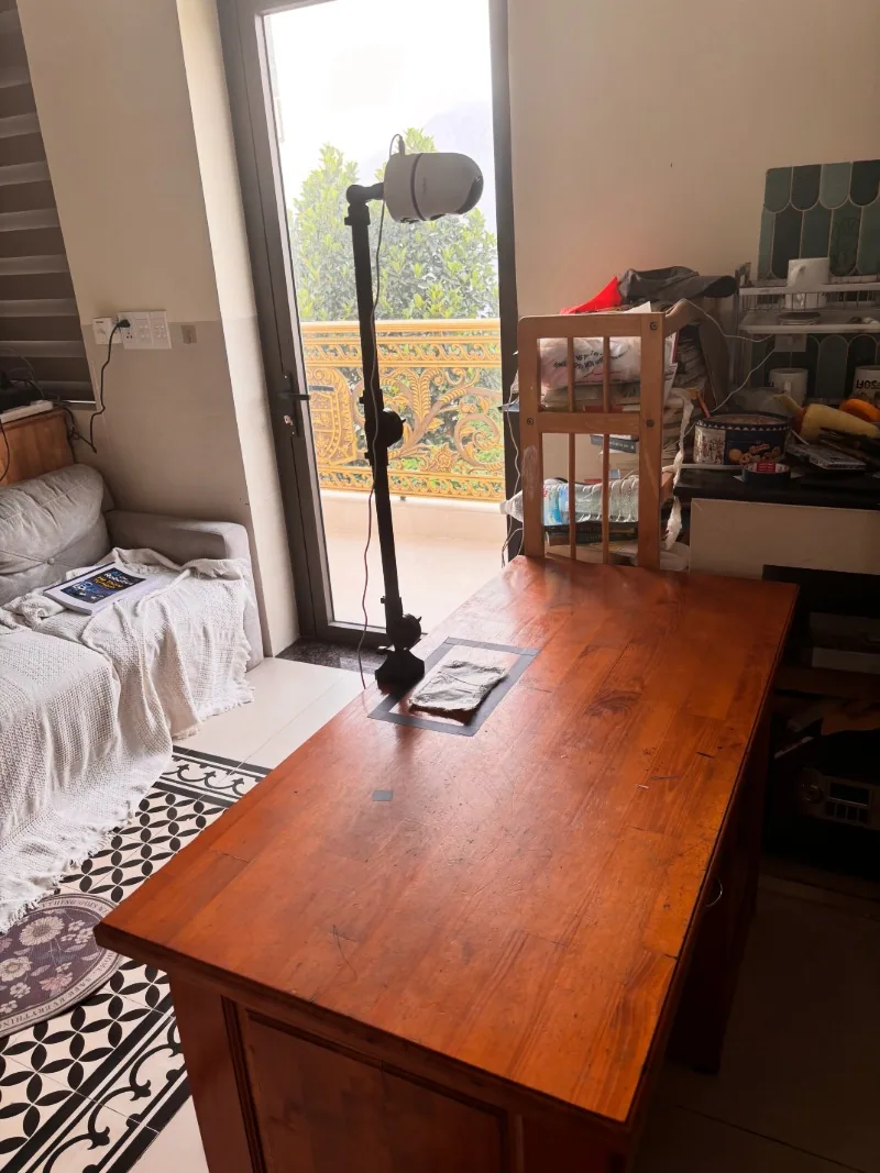 Gắn camera quay đóng hàng trên bàn